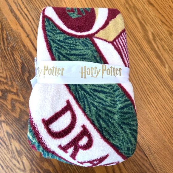 👀50% OFF🎩❤️ 🛏 NWT‼️ Harry Potter 60 x 90 Plush Blanket - Picture 6 of 6